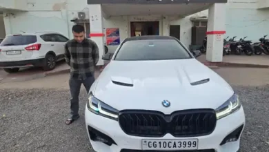 BMW की सनरूफ से युवती का खतरनाक डांस, हाईवे पर स्टंटबाजी,पुलिस ने कार जब्त की