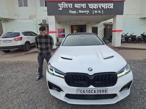 BMW की सनरूफ से युवती का खतरनाक डांस, हाईवे पर स्टंटबाजी,पुलिस ने कार जब्त की BMW की सनरूफ से युवती का खतरनाक डांस, हाईवे पर स्टंटबाजी,पुलिस ने कार जब्त की