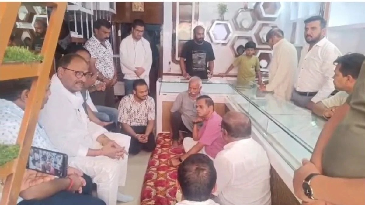 सराफा व्यापारी गोलीकांड पर अमित जोगी का बड़ा हमला, कानून-व्यवस्था पर उठाए सवाल सराफा व्यापारी गोलीकांड पर अमित जोगी का बड़ा हमला, कानून-व्यवस्था पर उठाए सवाल