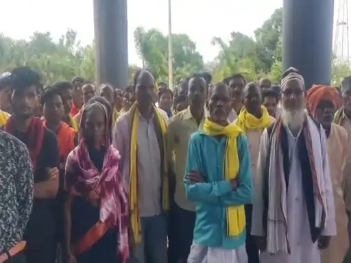 सूरजपुर में सरकारी स्कूल की जमीन बेचने का आरोप, भूमि रिकॉर्ड की गड़बड़ियों पर ग्रामीणों का प्रदर्शन