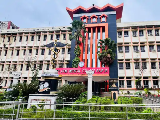 रायपुर मेडिकल कॉलेज में शिक्षकों की कमी और बढ़ी, 17 प्रोफेसरों के तबादले से व्यवस्था पर बढ़ा दबाव
