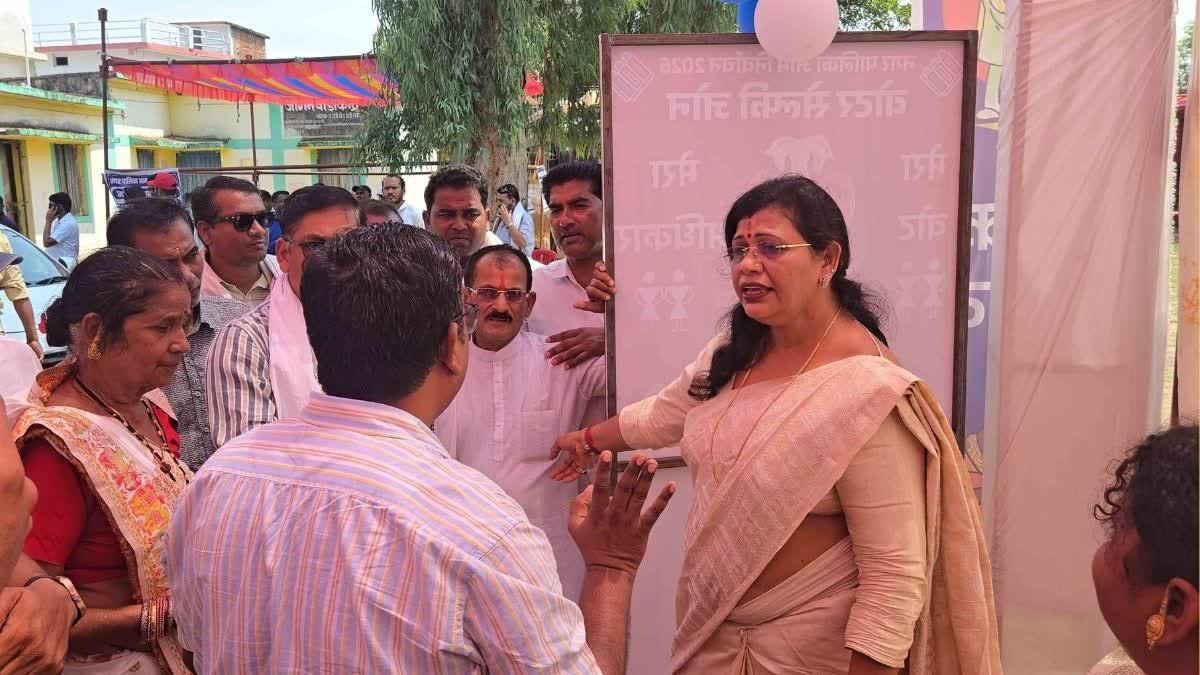 पलारी नगर पंचायत चुनाव में हंगामा: मतदान केंद्र पर भिड़े बीजेपी-कांग्रेस कार्यकर्ता, विधायक संगीता सिन्हा ने उठाए सवाल