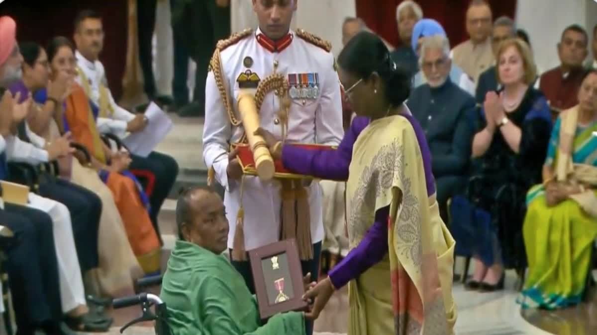 शिबू सोरेन को मिला मरणोपरांत पद्म भूषण सम्मान, राष्ट्रपति ने रूपी सोरेन को सौंपा अवॉर्ड, समारोह में कल्पना रहीं मौजूद