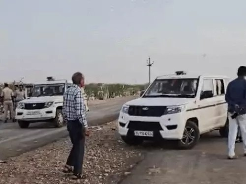 पति ने किया सुसाइड, पत्नी ने गड्‌ढा खोदकर दफना दिया:बॉडी निकालकर पोस्टमॉर्टम करवाएगी पुलिस; काम दिलाने वाला रिश्तेदार परिवार के साथ फरार