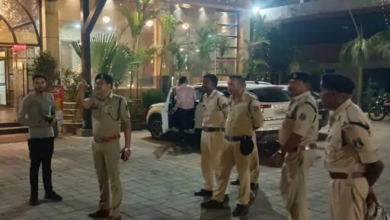 हाईवे ढाबों-होटलों पर पुलिस की बड़ी रेड: ओवरलोडिंग, अवैध शराब और पार्किंग व्यवस्था की सघन जांच
