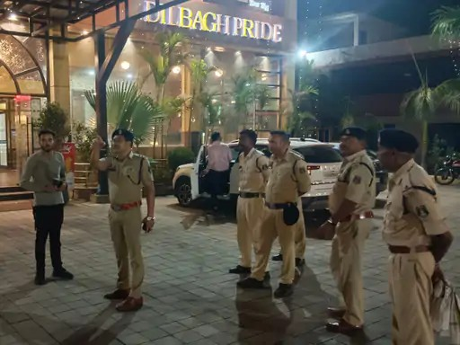 हाईवे ढाबों-होटलों पर पुलिस की बड़ी रेड: ओवरलोडिंग, अवैध शराब और पार्किंग व्यवस्था की सघन जांच
