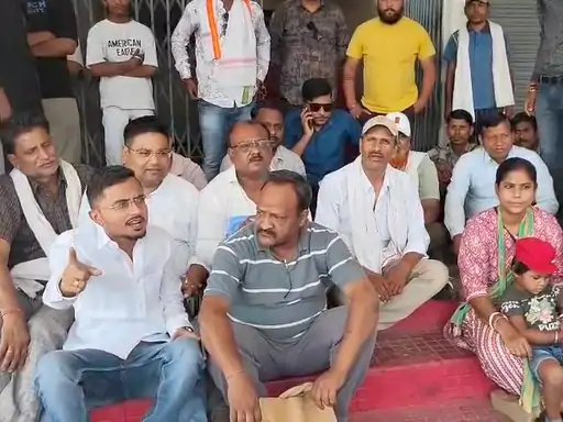 नगरपालिका में भेदभाव के आरोपों पर कांग्रेस का प्रदर्शन, दूषित पेयजल और विकास कार्यों को लेकर घेराव