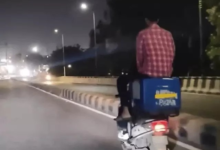 रील के चक्कर में चलती स्कूटी पर किया जानलेवा स्टंट:पुलिस ने गाड़ी सीज की, चालान काटा; डिलीवरी किट पर बैठकर बनाई थी रील