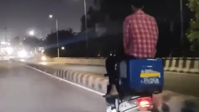रील के चक्कर में चलती स्कूटी पर किया जानलेवा स्टंट:पुलिस ने गाड़ी सीज की, चालान काटा; डिलीवरी किट पर बैठकर बनाई थी रील रील के चक्कर में चलती स्कूटी पर किया जानलेवा स्टंट:पुलिस ने गाड़ी सीज की, चालान काटा; डिलीवरी किट पर बैठकर बनाई थी रील