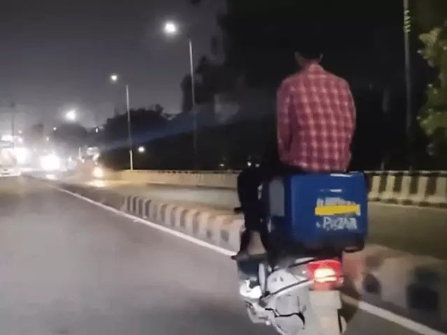 रील के चक्कर में चलती स्कूटी पर किया जानलेवा स्टंट:पुलिस ने गाड़ी सीज की, चालान काटा; डिलीवरी किट पर बैठकर बनाई थी रील रील के चक्कर में चलती स्कूटी पर किया जानलेवा स्टंट:पुलिस ने गाड़ी सीज की, चालान काटा; डिलीवरी किट पर बैठकर बनाई थी रील