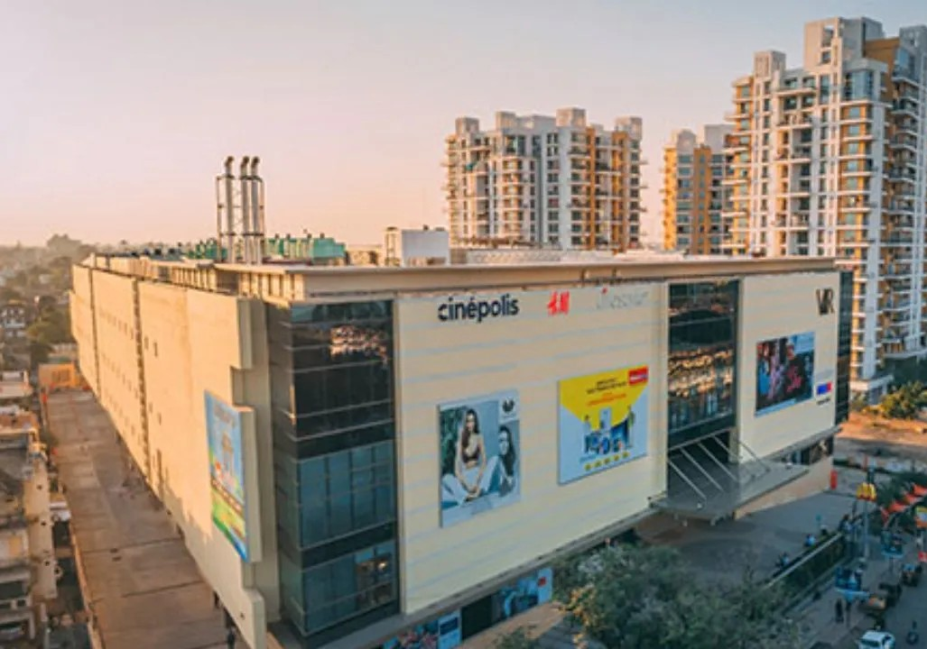 नागपुर के वीआर मॉल स्थित तनिष्क स्टोर से सोने की चूड़ी चोरी, CCTV में कैद हुई वारदात