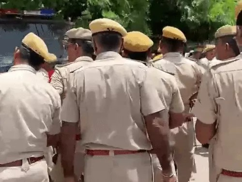 कांग्रेस का प्रदर्शन, पुलिस फोर्स के घेरे में कलेक्ट्रेट:वाटर केनन और टियर गैस गन भी तैनात, डोटासरा-जूली करेंगे सभा