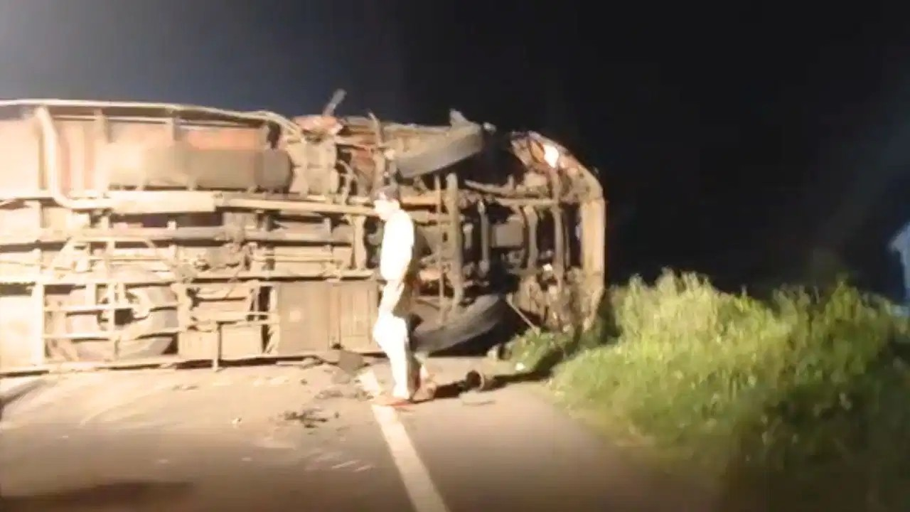 बिहार के कटिहार में भीषण सड़क हादसा, कार को बचाने के चक्कर में मजदूरों से भरी बस पलटी, 25 घायल बिहार के कटिहार में भीषण सड़क हादसा, कार को बचाने के चक्कर में मजदूरों से भरी बस पलटी, 25 घायल