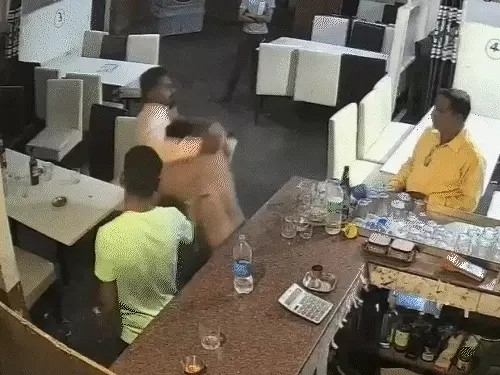 महासमुंद में दबंगई का VIDEO वायरल, वेटर का गला दबाकर दी धमकी महासमुंद में दबंगई का VIDEO वायरल, वेटर का गला दबाकर दी धमकी