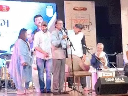 ‘अच्छे लोग मेरी ताकत और कमजोरी’ : वसीम बरेलवी, देर रात तक सजी महफिल ‘अच्छे लोग मेरी ताकत और कमजोरी’ : वसीम बरेलवी, देर रात तक सजी महफिल