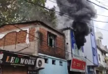 बढ़ईपारा में किराना दुकान में भीषण आग : शॉर्ट सर्किट से लगी आग में लाखों का सामान जलकर खाक