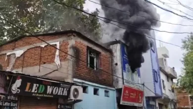 बढ़ईपारा में किराना दुकान में भीषण आग : शॉर्ट सर्किट से लगी आग में लाखों का सामान जलकर खाक