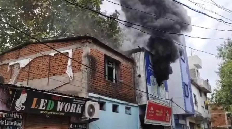 बढ़ईपारा में किराना दुकान में भीषण आग : शॉर्ट सर्किट से लगी आग में लाखों का सामान जलकर खाक
