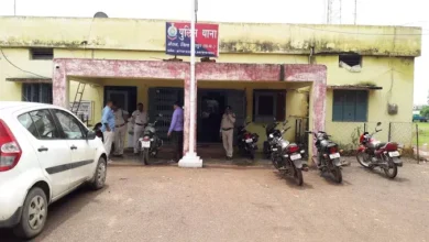 तिल्दा-नेवरा में खनिज अधिकारियों को धमकाने का मामला: नगर पालिका अध्यक्ष के पति पर FIR, वायरल वीडियो बना सबूत