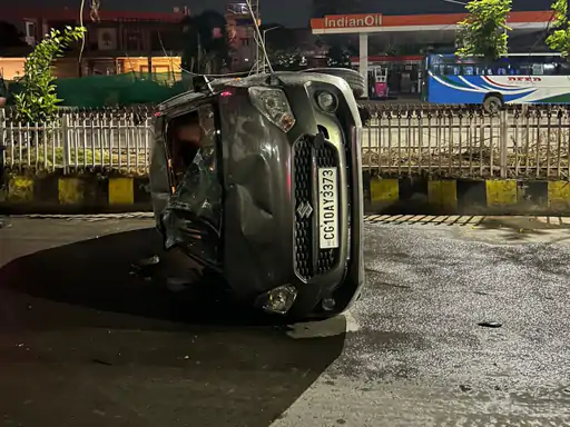 बिलासपुर में तेज रफ्तार कार डिवाइडर से टकराकर पलटी, युवती कार छोड़कर फरार