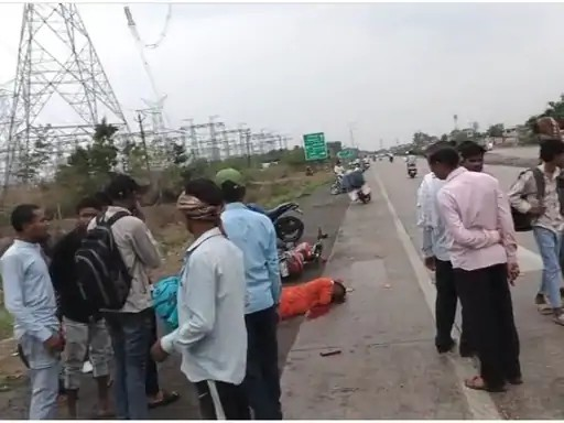 NH पर दर्दनाक हादसा: बाइक फिसलते ही हाईवा ने कुचला, रिटायर्ड कर्मचारी की मौत