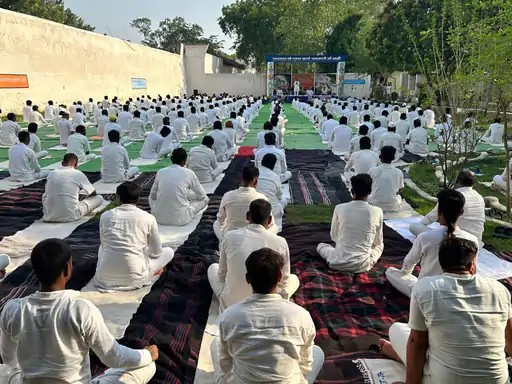 रेल मंडल से केंद्रीय जेल तक योगमय हुआ माहौल, 650 से अधिक बंदियों ने किया योग