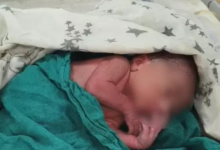 नवजात को प्लास्टिक में लपेटकर सड़क किनारे फेंका:रोने की आवाज सुनकर पहुंचे ग्रामीणों ने उठाया, एक घंटे पहले हुआ जन्म
