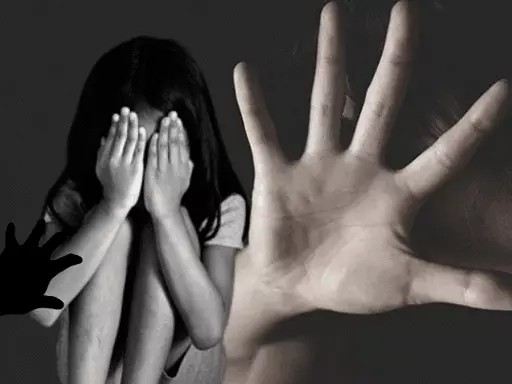 चॉकलेट का लालच देकर दो नाबालिग बच्चियों से दुष्कर्म का आरोप; मां ने निष्पक्ष जांच की मांग की