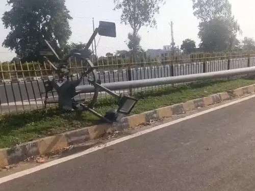 हाई-मास्ट लाइट से टकराकर पलटी स्लीपर बस, 13 घायल; ड्राइवर को झपकी आने से हुआ हादसा हाई-मास्ट लाइट से टकराकर पलटी स्लीपर बस, 13 घायल; ड्राइवर को झपकी आने से हुआ हादसा