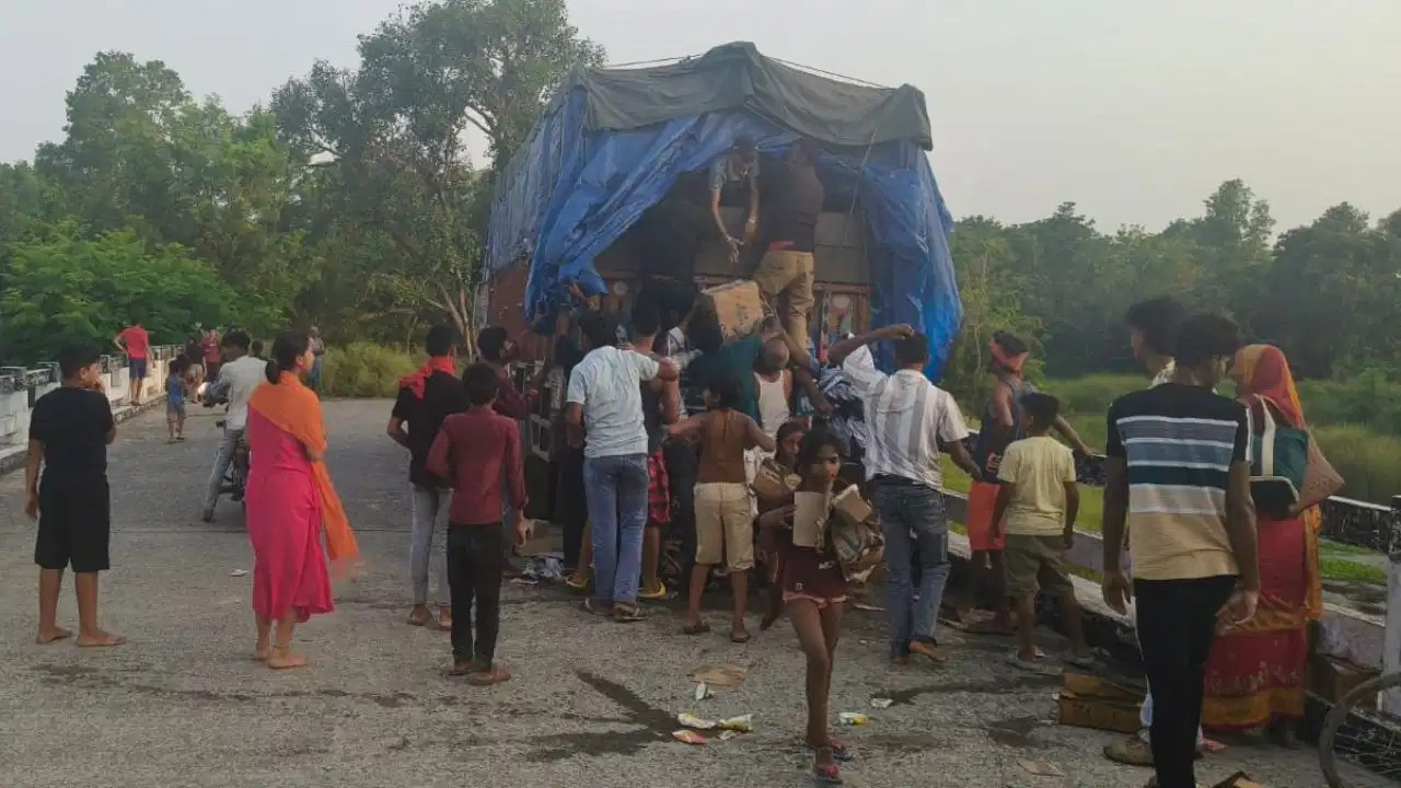 फ्रूटी के कार्टन में छिपाकर लाई जा रही थी शराब, ट्रक खुलते ही मच गई लूट; Video वायरल