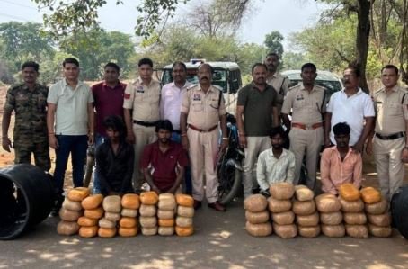 टबों में छिपाकर ला रहे थे 36 लाख का गांजा, बालोद पुलिस ने नाबालिग समेत 5 तस्करों को दबोचा टबों में छिपाकर ला रहे थे 36 लाख का गांजा, बालोद पुलिस ने नाबालिग समेत 5 तस्करों को दबोचा