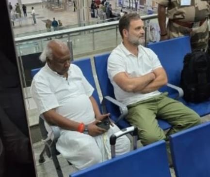 राहुल गांधी-चिंतामणि महाराज आमने-सामने, रायपुर एयरपोर्ट की तस्वीरों ने छत्तीसगढ़ की राजनीति में मचाई हलचल राहुल गांधी-चिंतामणि महाराज आमने-सामने, रायपुर एयरपोर्ट की तस्वीरों ने छत्तीसगढ़ की राजनीति में मचाई हलचल