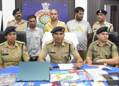 दुर्ग में ऑनलाइन सट्टा रैकेट का पर्दाफाश, तीन आरोपी गिरफ्तार दुर्ग में ऑनलाइन सट्टा रैकेट का पर्दाफाश, तीन आरोपी गिरफ्तार