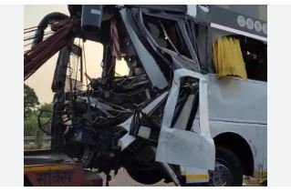 आगरा-लखनऊ एक्सप्रेसवे पर डबल डेकर बस ट्रेलर में घुसी, 2 की मौत, 24 से ज्यादा घायल