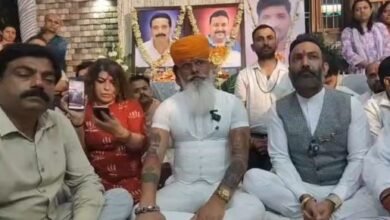 पीड़ित परिवार से मिले करणी सेना प्रमुख राज शेखावत, बोले— न्याय नहीं मिला तो होगा बड़ा आंदोलन