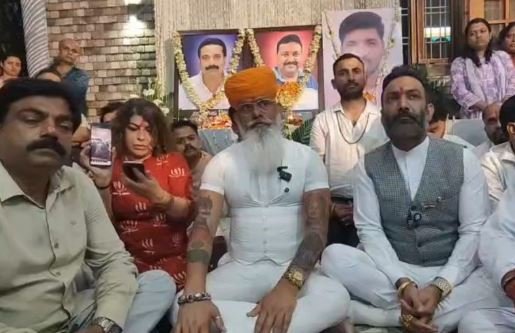 पीड़ित परिवार से मिले करणी सेना प्रमुख राज शेखावत, बोले— न्याय नहीं मिला तो होगा बड़ा आंदोलन