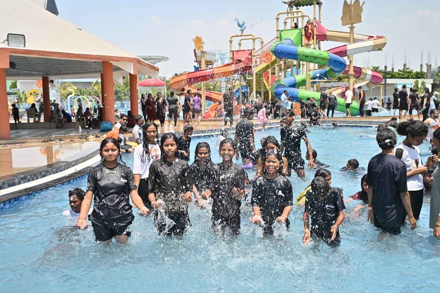 गर्मी की छुट्टियों में मिला सरप्राइज: विधायक भावना बोहरा बच्चों को ले गईं वाटर पार्क, झूलों और फुहारों में जमकर की मस्ती गर्मी की छुट्टियों में मिला सरप्राइज: विधायक भावना बोहरा बच्चों को ले गईं वाटर पार्क, झूलों और फुहारों में जमकर की मस्ती