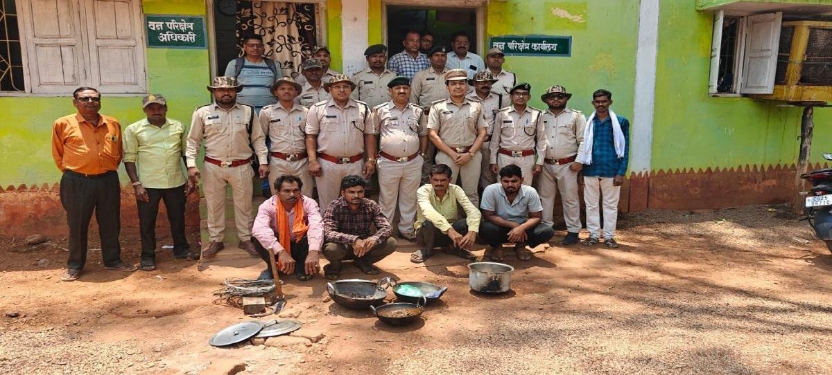 खेत में करंट बिछाकर जंगली सूअर का शिकार: मांस पकाते रंगे हाथ पकड़े गए 4 आरोपी, वन विभाग की ताबड़तोड़ कार्रवाई खेत में करंट बिछाकर जंगली सूअर का शिकार: मांस पकाते रंगे हाथ पकड़े गए 4 आरोपी, वन विभाग की ताबड़तोड़ कार्रवाई