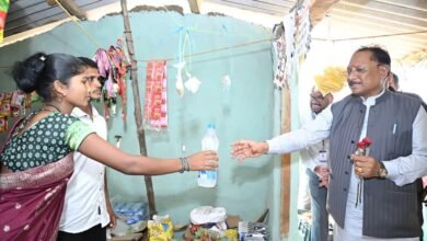 बंदूक छोड़ संभाली किराना दुकान: आत्मसमर्पित दंपत्ति से मिले विष्णु देव साय, बोले—‘यही है बदलते बस्तर की तस्वीर’