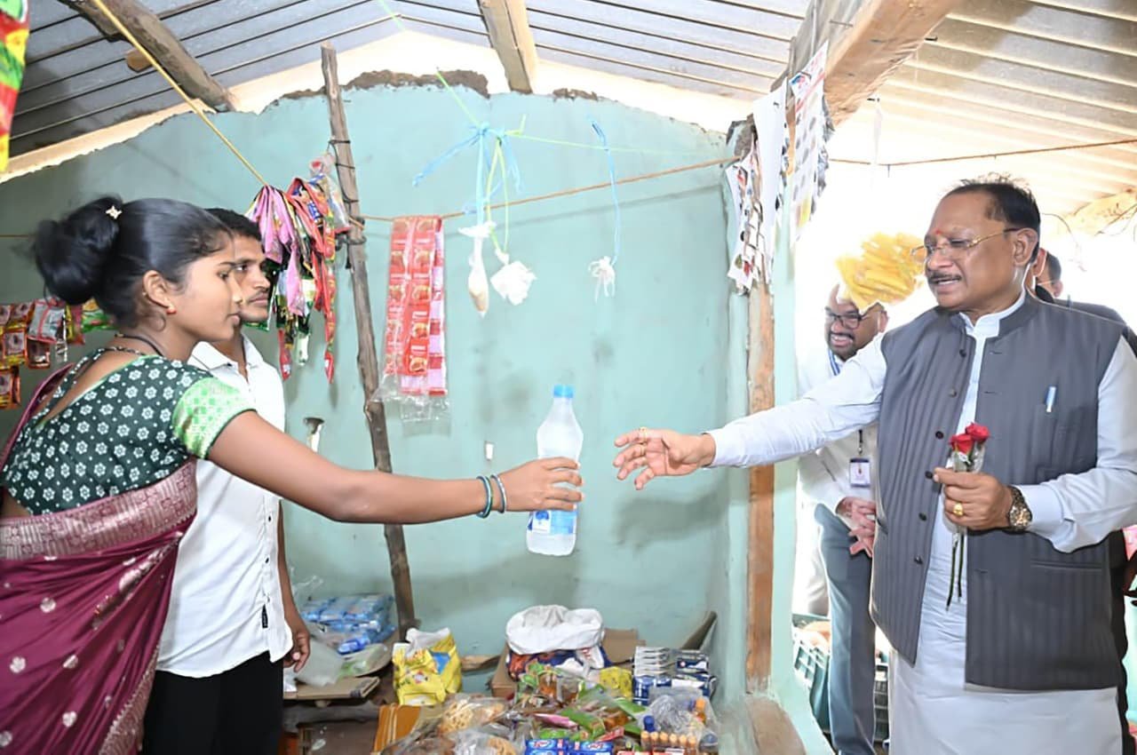 बंदूक छोड़ संभाली किराना दुकान: आत्मसमर्पित दंपत्ति से मिले विष्णु देव साय, बोले—‘यही है बदलते बस्तर की तस्वीर’ बंदूक छोड़ संभाली किराना दुकान: आत्मसमर्पित दंपत्ति से मिले विष्णु देव साय, बोले—‘यही है बदलते बस्तर की तस्वीर’