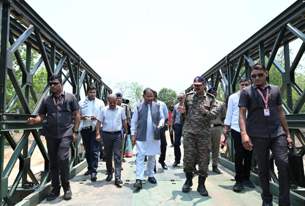 कोण्डापल्ली में बेली ब्रिज निरीक्षण: CM विष्णु देव साय ने कहा—‘विकास, विश्वास और सुशासन से बदल रहा बस्तर’ कोण्डापल्ली में बेली ब्रिज निरीक्षण: CM विष्णु देव साय ने कहा—‘विकास, विश्वास और सुशासन से बदल रहा बस्तर’