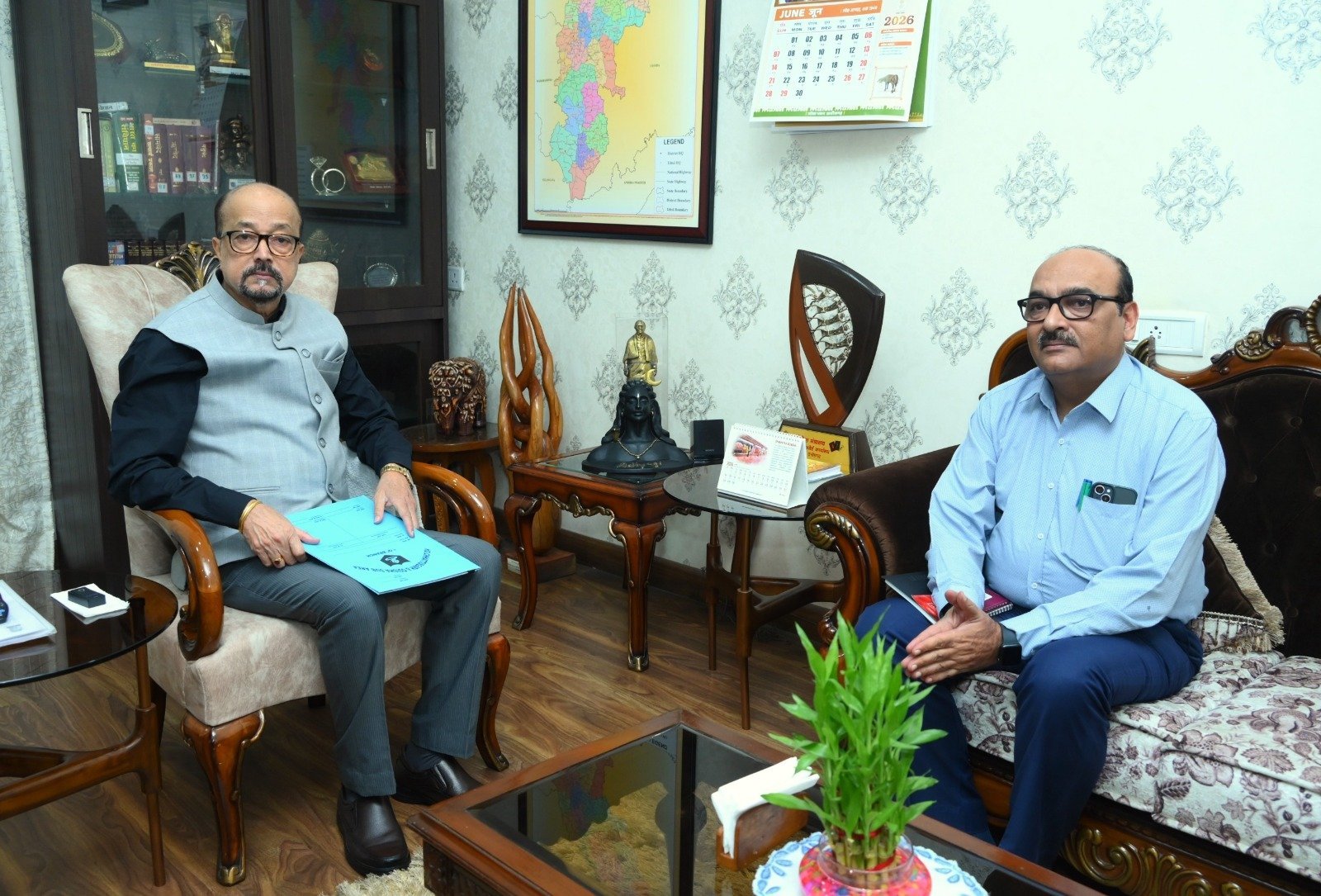 राज्यपाल रमेन डेका से मुख्य सचिव ने सौजन्य भेंट की राज्यपाल रमेन डेका से मुख्य सचिव ने सौजन्य भेंट की