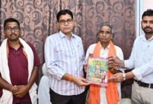 ‘बिरहोर जननायक’ पुस्तक का विमोचन: मंत्री टंक राम वर्मा को लेखक डॉ. लोकेश पटेल ने भेंट की प्रति