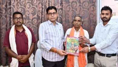 ‘बिरहोर जननायक’ पुस्तक का विमोचन: मंत्री टंक राम वर्मा को लेखक डॉ. लोकेश पटेल ने भेंट की प्रति