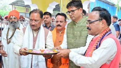 भिखमपुरा दौरे पर मुख्यमंत्री साय ने किया पूजा-अर्चना : गौसेवा आश्रम में ग्रामीणों से संवाद कर योजनाओं की जमीनी जानकारी ली