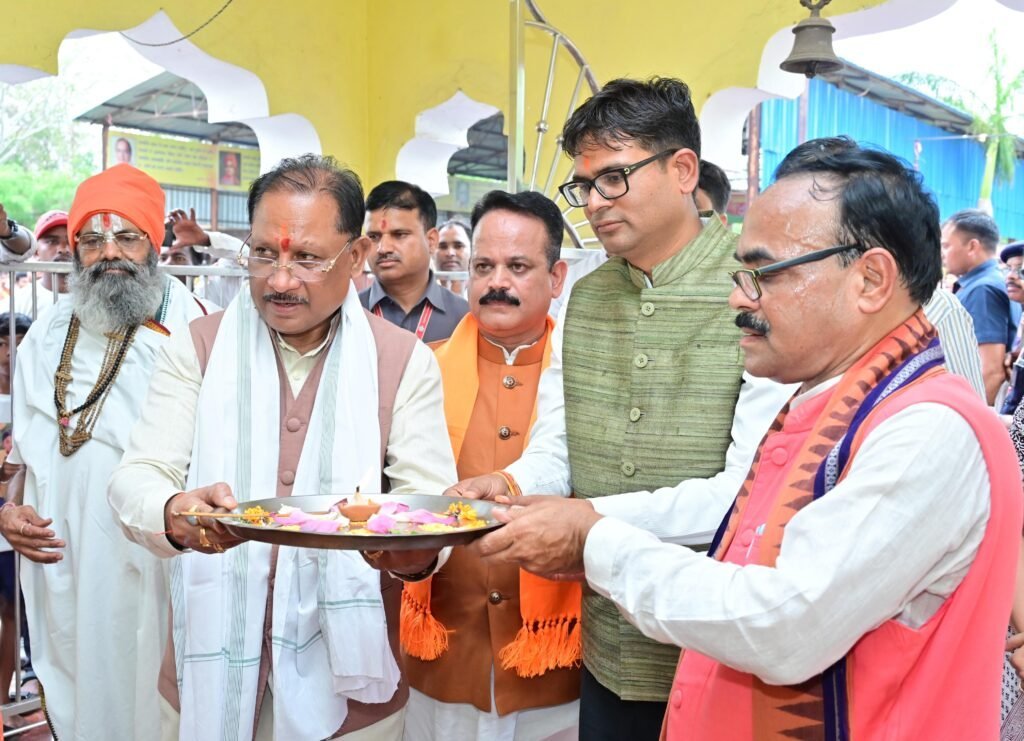 भिखमपुरा दौरे पर मुख्यमंत्री साय ने किया पूजा-अर्चना : गौसेवा आश्रम में ग्रामीणों से संवाद कर योजनाओं की जमीनी जानकारी ली
