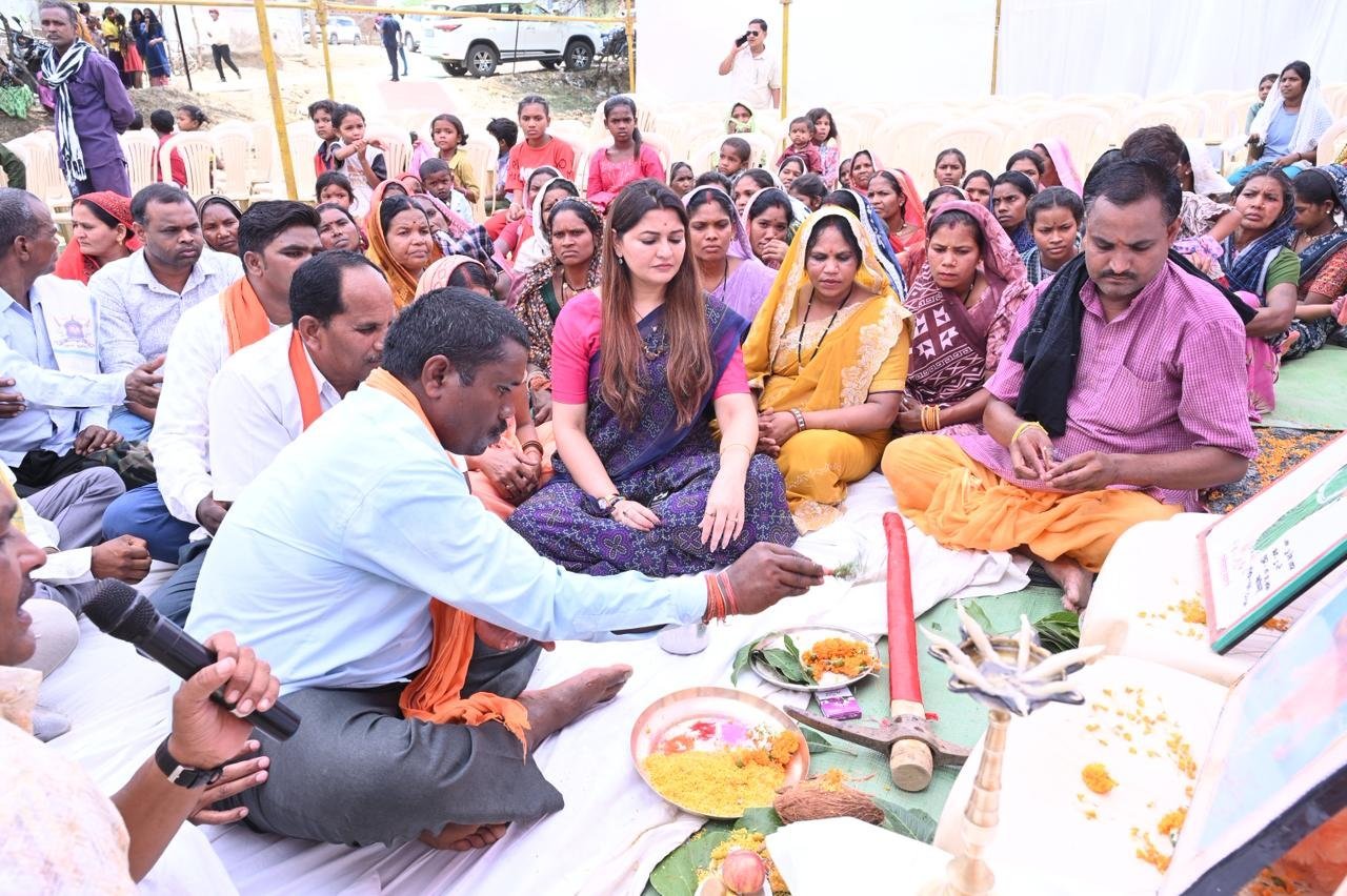 वनांचल क्षेत्र को मिली विकास की बड़ी सौगात : विधायक भावना बोहरा ने ₹2.69 करोड़ की सड़क परियोजना का किया भूमिपूजन वनांचल क्षेत्र को मिली विकास की बड़ी सौगात : विधायक भावना बोहरा ने ₹2.69 करोड़ की सड़क परियोजना का किया भूमिपूजन