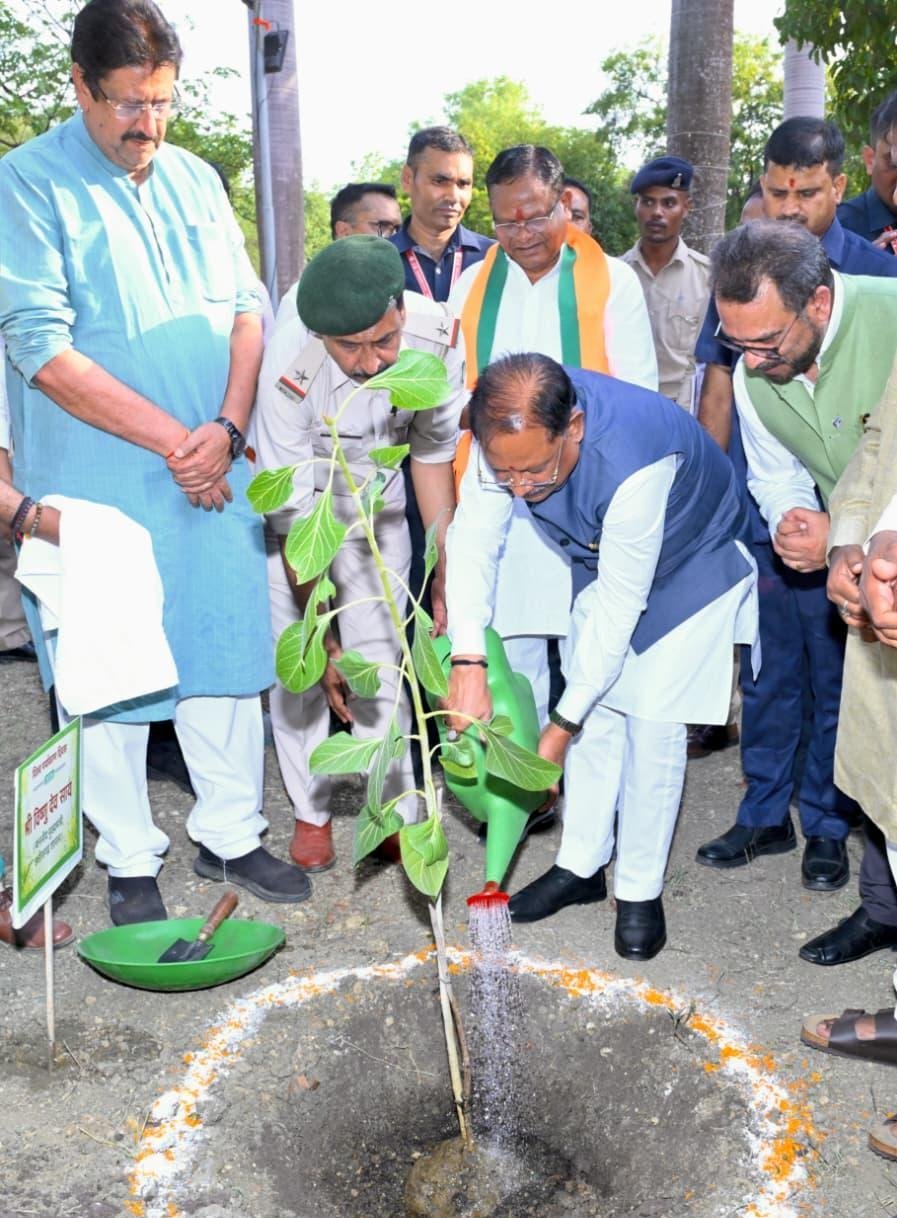 बरगद लगाकर CM साय ने छेड़ा हरियाली अभियान: बोले—‘मां के नाम एक पौधा, प्रकृति को सबसे बड़ा उपहार’ बरगद लगाकर CM साय ने छेड़ा हरियाली अभियान: बोले—‘मां के नाम एक पौधा, प्रकृति को सबसे बड़ा उपहार’