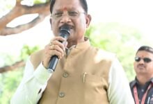 आम की छांव में मुख्यमंत्री की चौपाल: खाट पर बैठे, ग्रामीणों की सुनी बात, मौके पर दिए समाधान