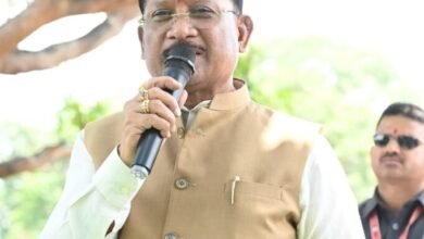 आम की छांव में मुख्यमंत्री की चौपाल: खाट पर बैठे, ग्रामीणों की सुनी बात, मौके पर दिए समाधान